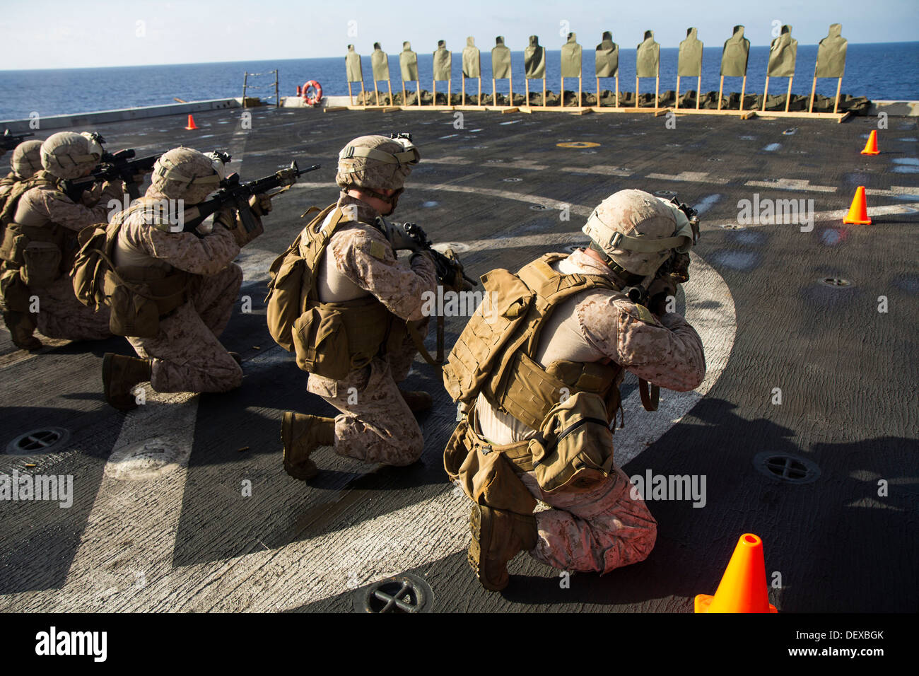 US-Marines zugewiesen Firma L, Battalion landing Team 3/2, 26. Marine Expeditionary Unit (MEU), Feuer auf Ziele während eines Trainings von scharfer Munition auf dem Flugdeck der USS San Antonio (LPD-17), am Meer, 12. September 2013. Die 26. MEU ist ein Marine Air-Grou Stockfoto