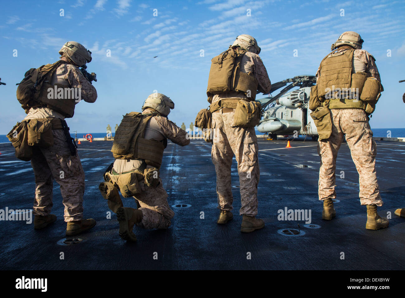 US-Marines zugewiesen Firma L, Battalion landing Team 3/2, 26. Marine Expeditionary Unit (MEU), Feuer auf Ziele während eines Trainings von scharfer Munition auf dem Flugdeck der USS San Antonio (LPD-17), am Meer, 12. September 2013. Die 26. MEU ist ein Marine Air-Grou Stockfoto