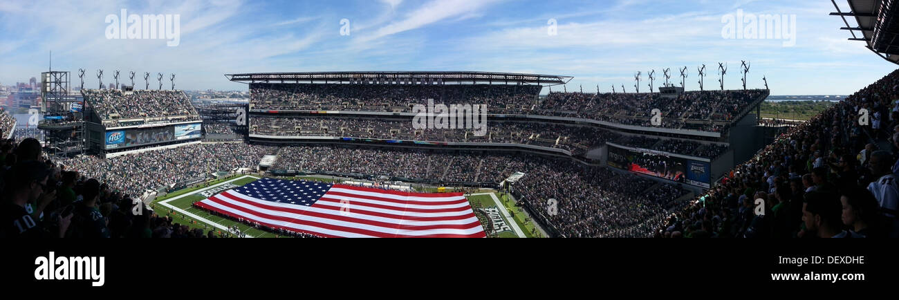 Mehr als hundert Mitglieder der US-Armee, Marine, Luftwaffe und Marine Corps zusammen mit Spielern von den Philadelphia Eagles und die San Diego Chargers halten eine amerikanische Flagge während des Singens der Nationalhymne am Lincoln Financial Field, Philade Stockfoto