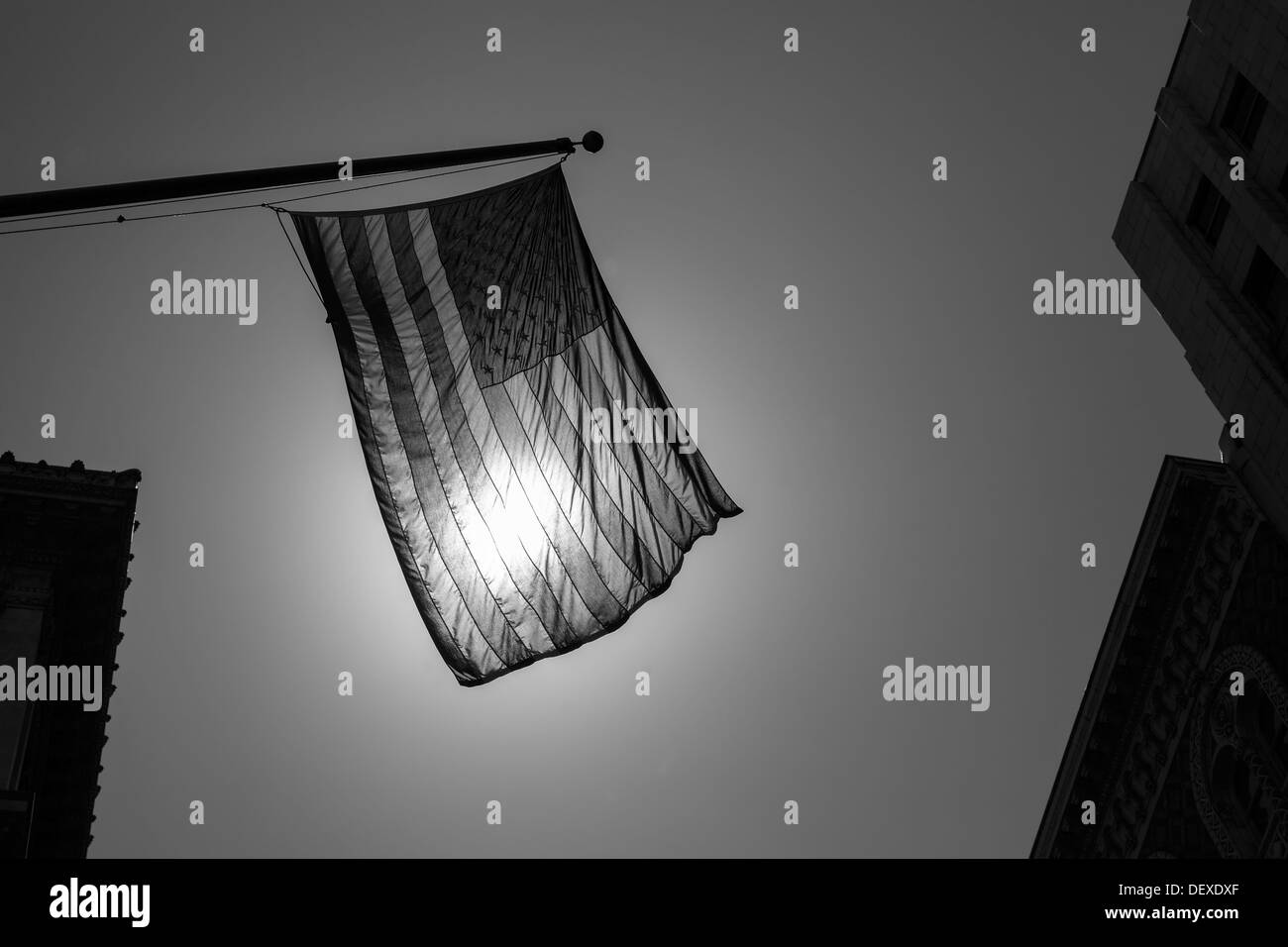 US amerikanisches Symbol Flagge über schwarz und weiß Stadt urbanen Formen Stockfoto