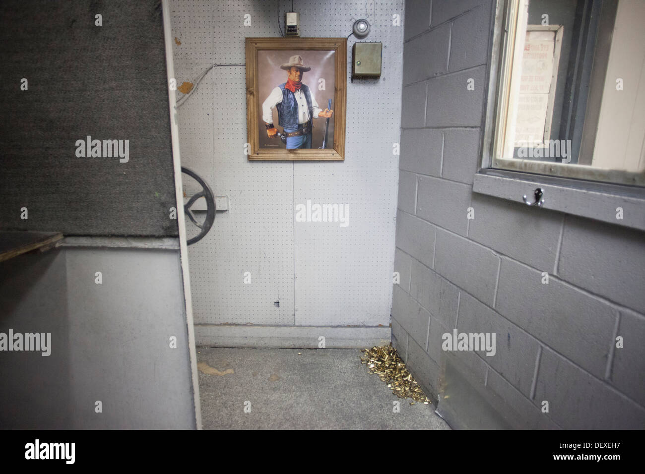 Ein Gemälde von John Wayne hängt am Ende einen Schießstand an 5. April 2011. (Foto von Joel Wintermantle) Stockfoto