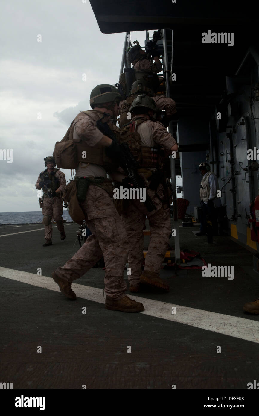 US-Marines mit Befehl Element, 31. Marine Expeditionary Unit(MEU) Board der USNS Rappahannock bei einem Besuch Board Search und Seizure(VBSS) ausüben, am Meer, 15. September 2013. Die 31. MEU führt regelmäßig amphibische Ausbildung wie die VBSS zu Stockfoto