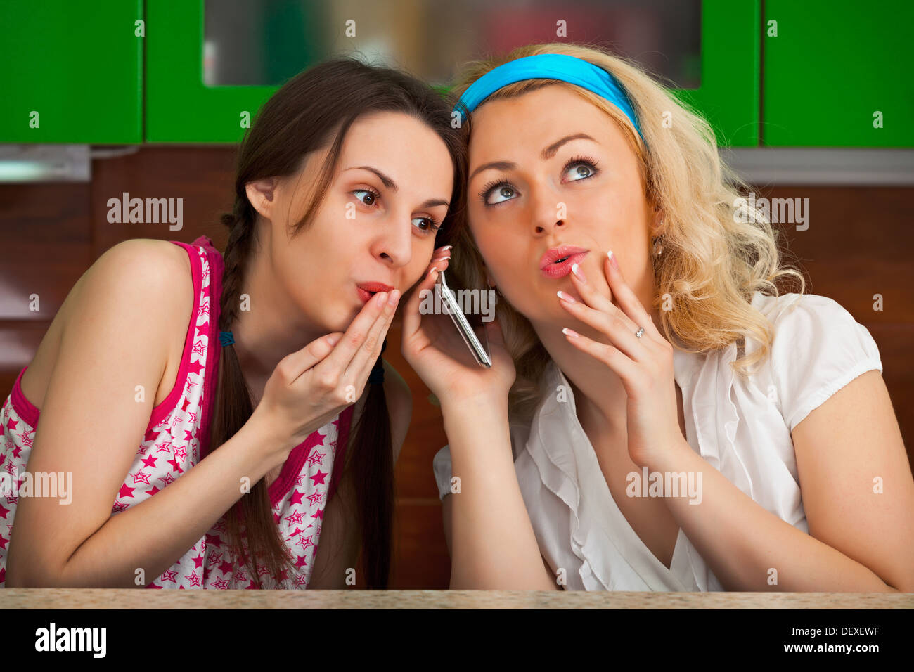 Zwei Lustige Freundin Bekommen Einen Anruf In Der Kuche Stockfotografie Alamy