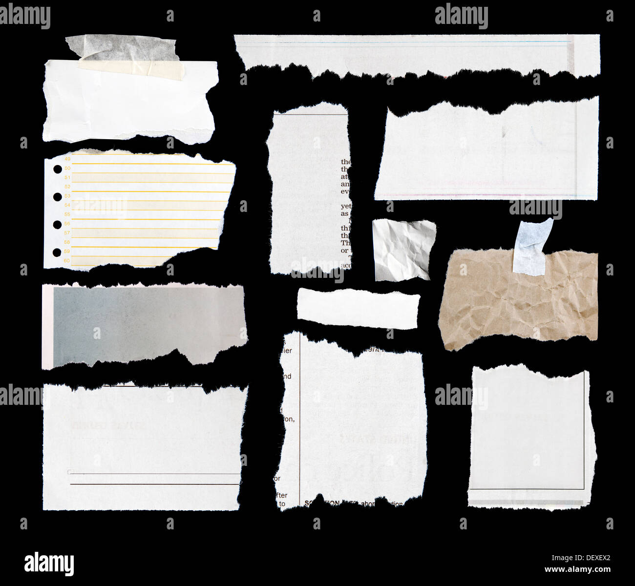 Stück zerrissenes Papier auf schwarz. Textfreiraum Stockfoto