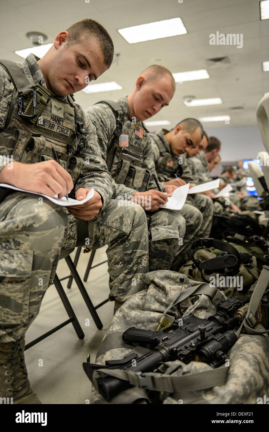 U.S. Air Force Airman First Class Michael Haney, 354. Sicherheit Kräfte Squadron Eintrag Controller, füllt vor der Bereitstellung Schreibarbeit während einer Pacific Air Forces Bereitschaft konzentrierte sich konsolidiert Einheit Inspektion im Stevens Joint Mobility Complex Sept. 12, Stockfoto