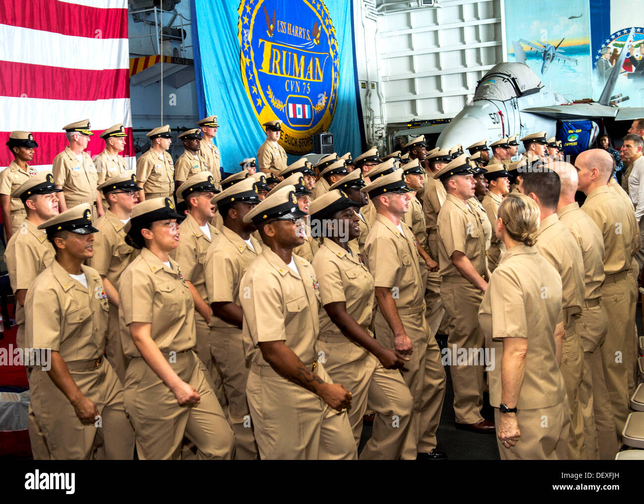 Persischen Golf (15. September 2013) neu erweiterte Chief Petty Officers singen "Away Anker" nach einer Zeremonie im Hangar der Bucht Stockfoto