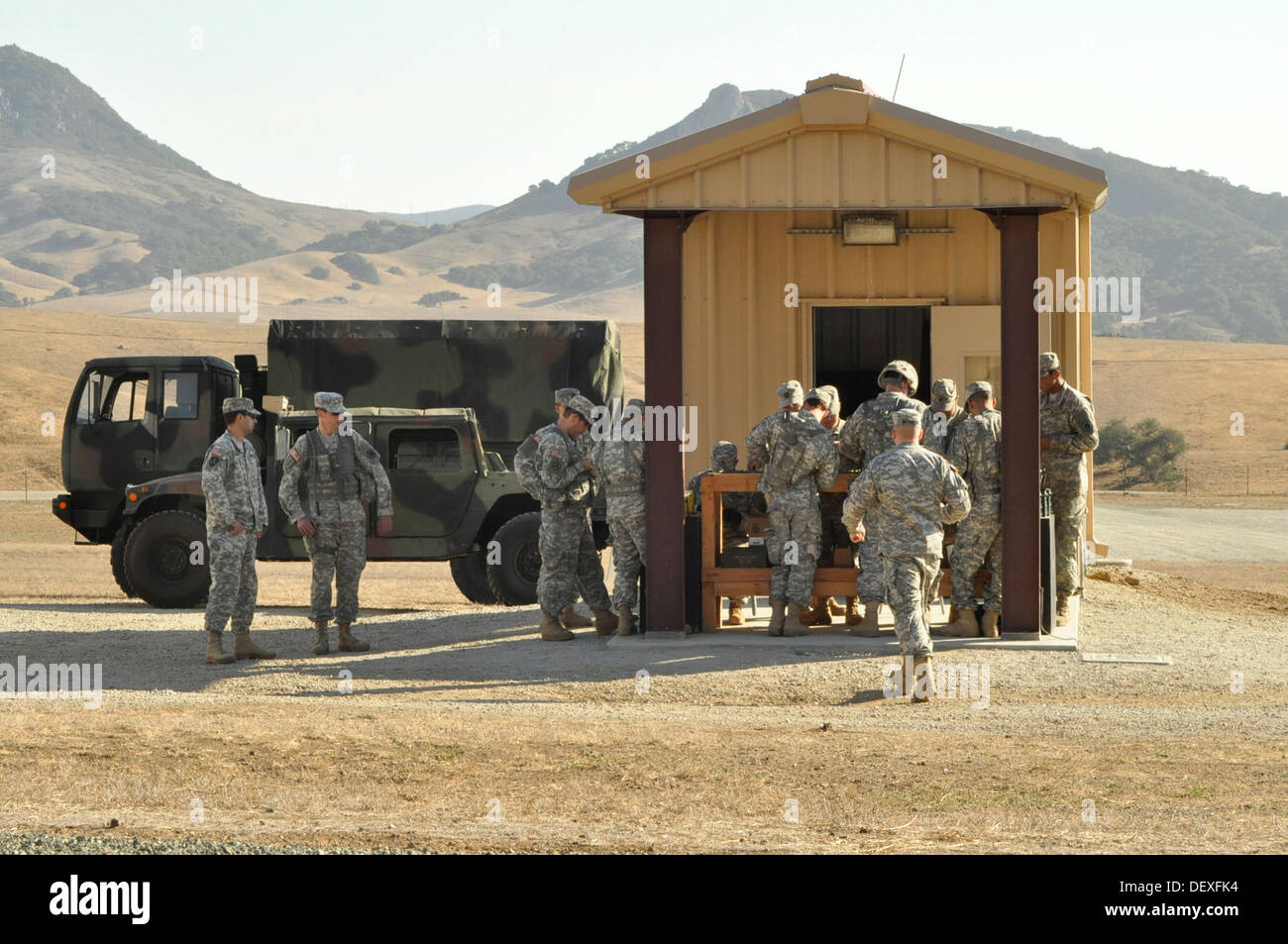 SAN LUIS OBISPO, Ca - Vereinigte Staaten Armee Reserven Soldaten der 11. Military Police Brigade bereiten Munition für die M9 Qualifikation Range am Camp San Luis Obispo Reichweite vom 13. / 14. September. Stockfoto