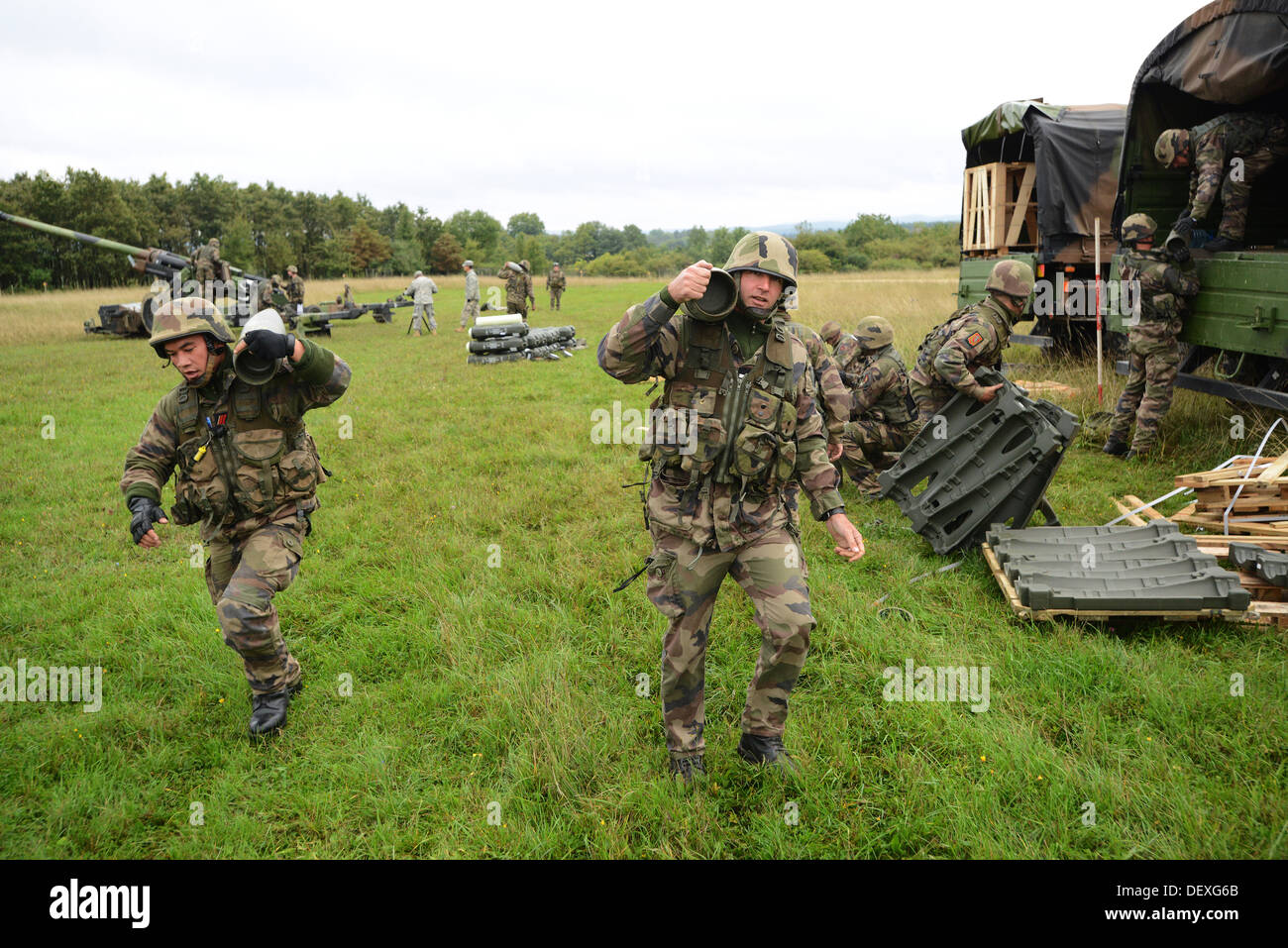 Französische Soldaten tragen 155 mm Runden ein scharfer Munition Übung während kombinierte Bemühung in das Joint Multinational Training Command Grafenwöhr Training Area, Deutschland, 17. September 2013 vorzubereiten. Kombinierte Bemühung ist eine jährliche Kommando, Kontrolle, communicati Stockfoto