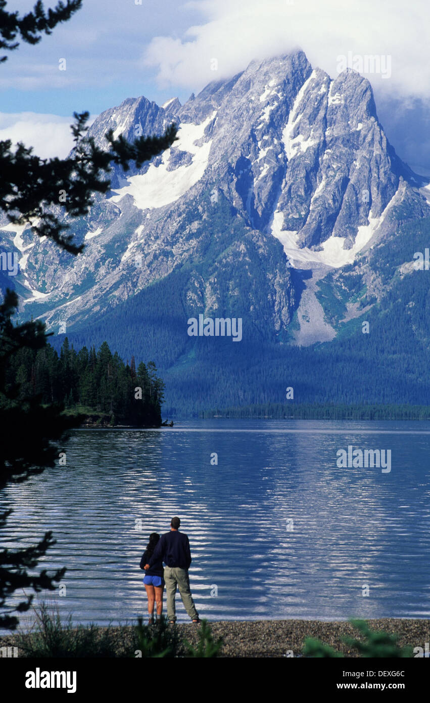 Elk266-1089v Wyoming, Grand-Teton-Nationalpark, Jackson Lake mit Mt Moran und junges Paar Stockfoto