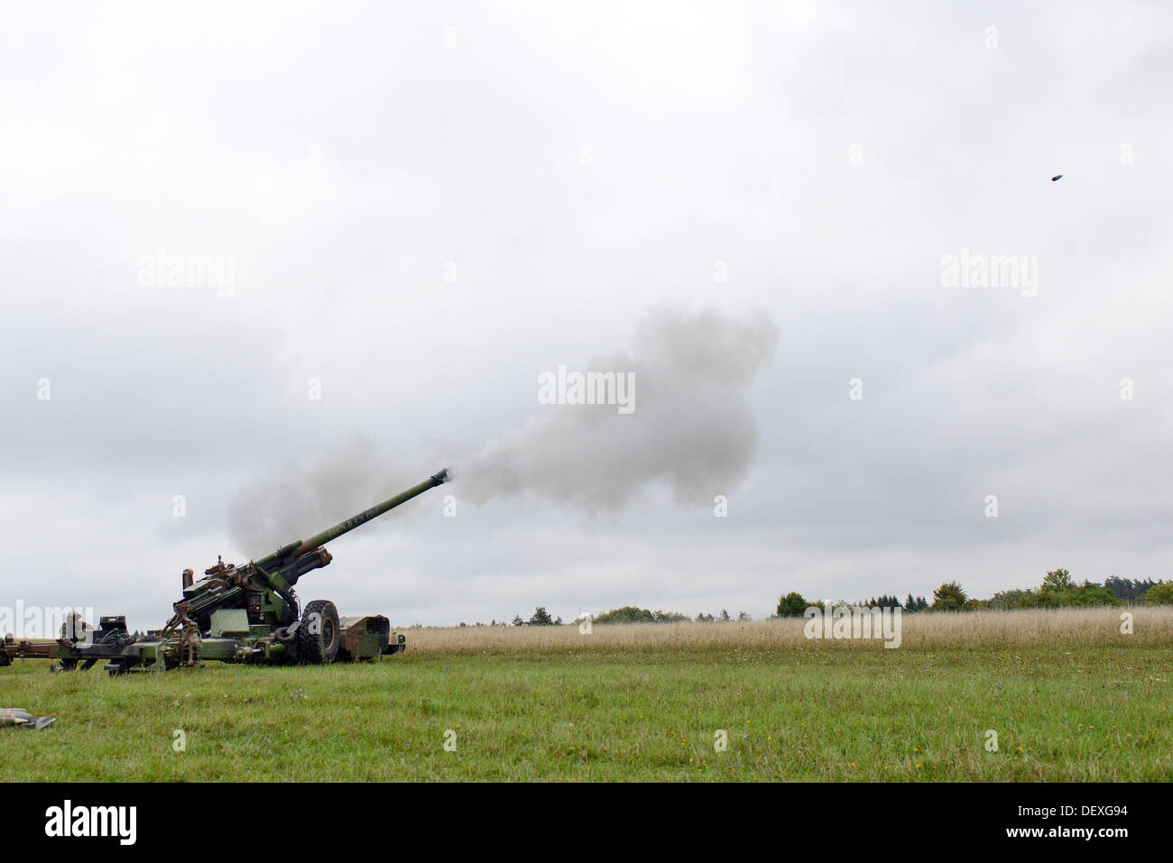 Französische Soldaten Feuer eine französische TRF1 155 mm Panzerhaubitze im Rahmen einer live-Feuer-Übung während kombinierte Bemühung in das Joint Multinational Training Command Grafenwöhr Training Area, Deutschland, 17. September 2013. Kombinierte Bemühung ist eine jährliche com Stockfoto