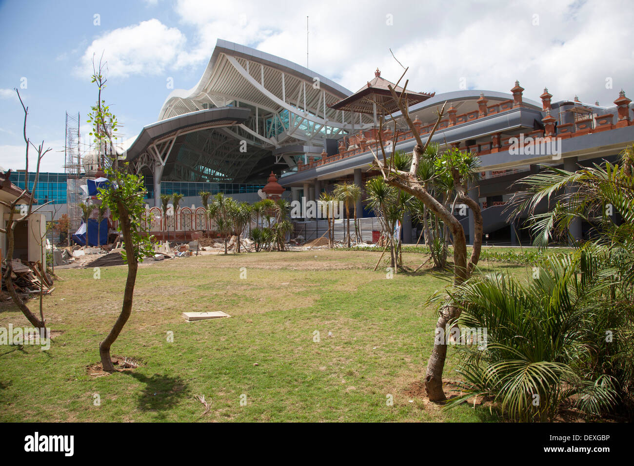 Ngurah Rai Flughafen Flügel Denpasar Bali Indonesien neue Flügel Bau Website moderne traditionelle Stadt touristischen Verkehr Marke Asien Stockfoto
