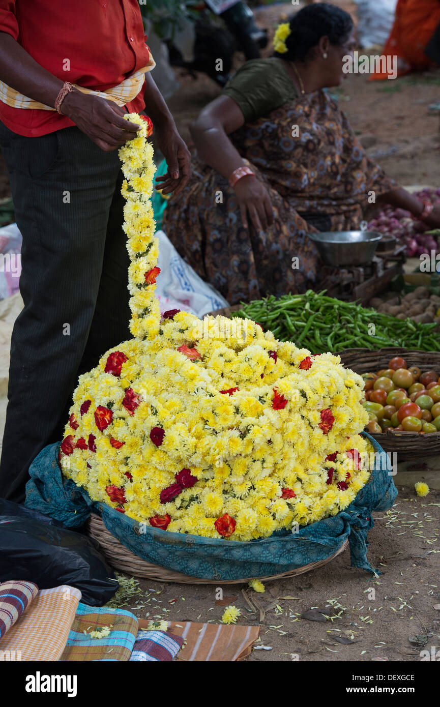 Mann, Girlanden aus Blumen auf einer indischen Straße zu verkaufen. Indien Stockfoto