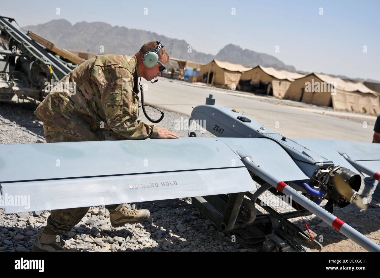 Staff Sgt Tyronne Jones mit Hauptsitz und Headquarters Troop, kombiniert Task Force Dragoner, führt Vorflugkontrollen auf ein RQ7B Schatten technische Unmanned Aircraft System 12. September 2013, auf Forward Operating Base Pasab, Afghanistan. Die Truppen verwenden Sie th Stockfoto