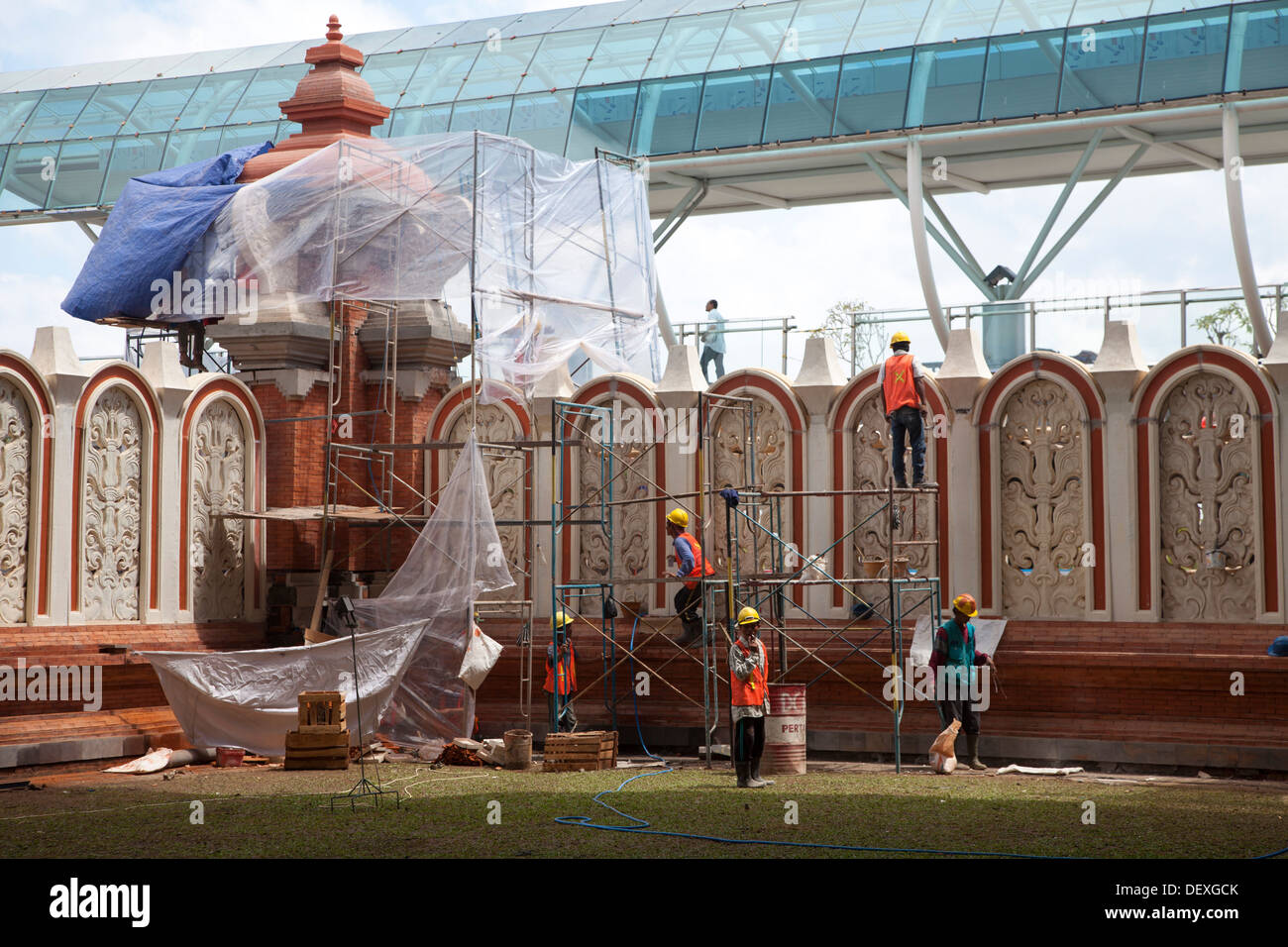 Ngurah Rai Flughafen Flügel Denpasar Bali Indonesien neue Flügel Bau Website moderne traditionelle Stadt touristischen Verkehr Marke Asien Stockfoto