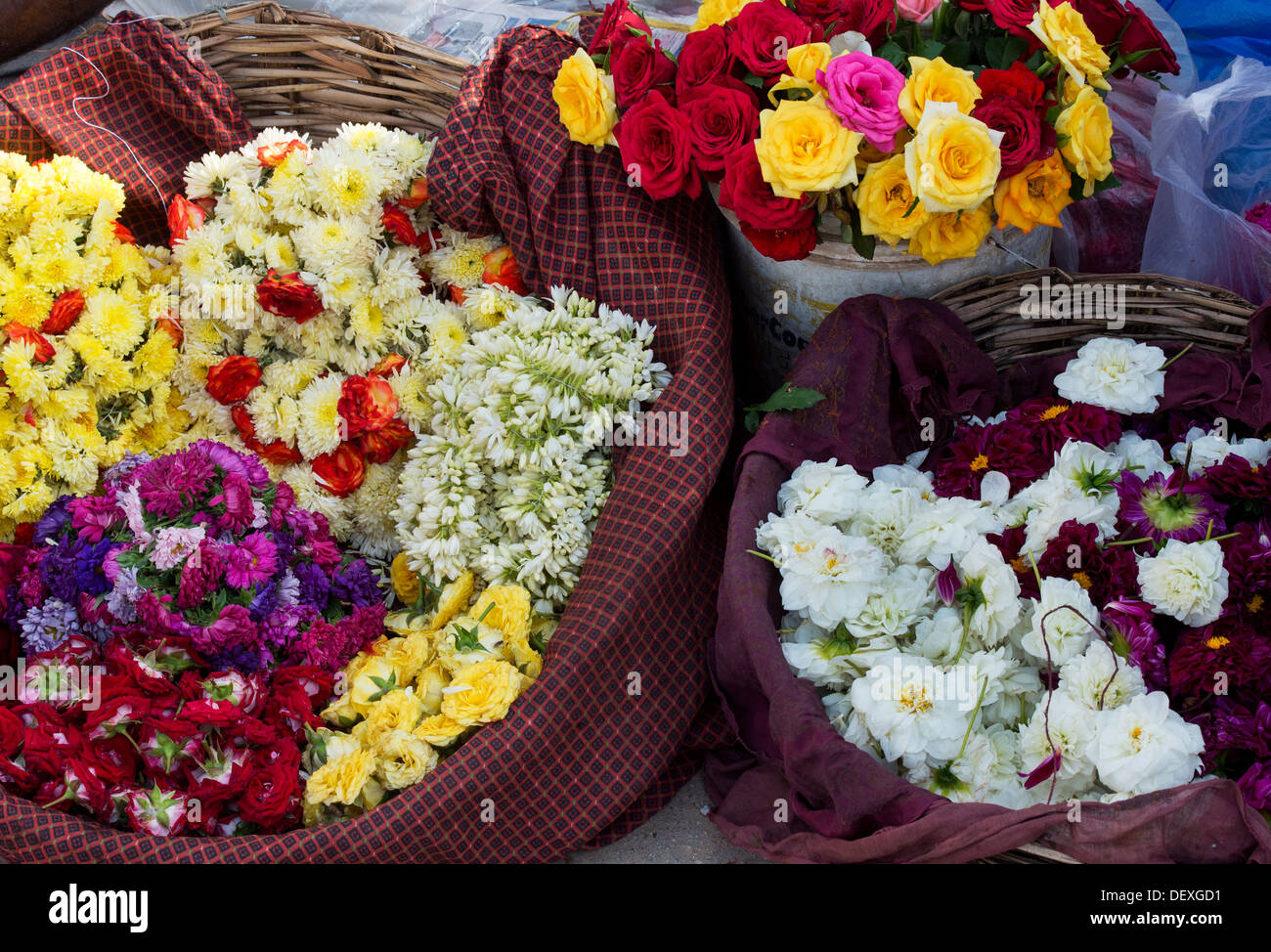 Blumen in Körben für die Herstellung von Girlanden auf einer indischen Straße. Indien Stockfoto