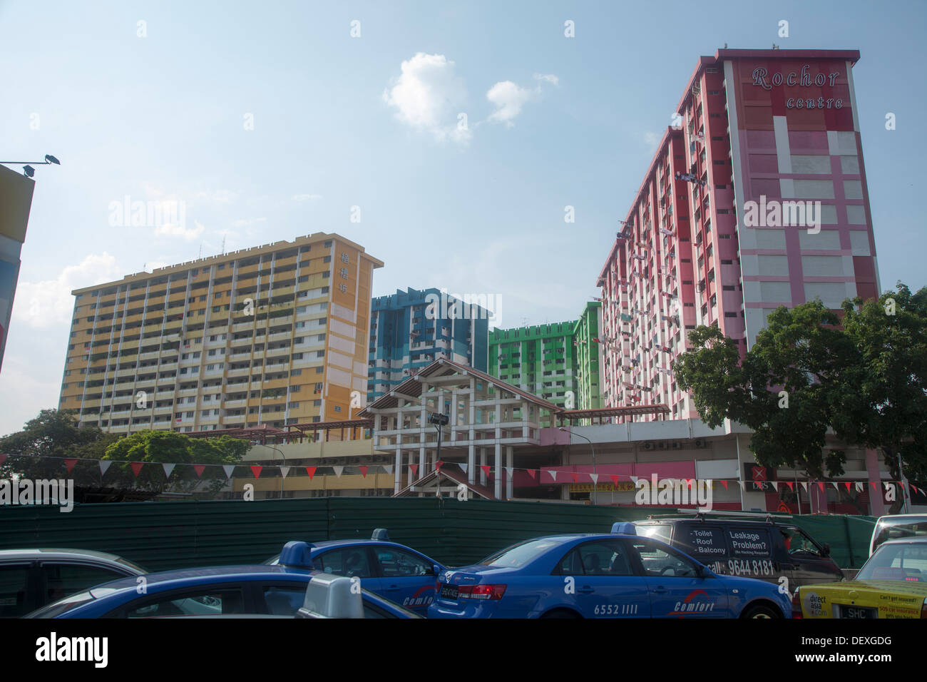 Bunte Gebäude Verkehr Singapur Asien Auto Stadt Mitte Kunst künstlerische verschiedenen Residenz Menschen Leben Bereich urban Farbe lackiert Stockfoto