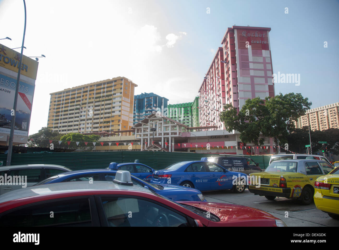 Bunte Gebäude Verkehr Singapur Asien Auto Stadt Mitte Kunst künstlerische verschiedenen Residenz Menschen Leben Bereich urban Farbe lackiert Stockfoto