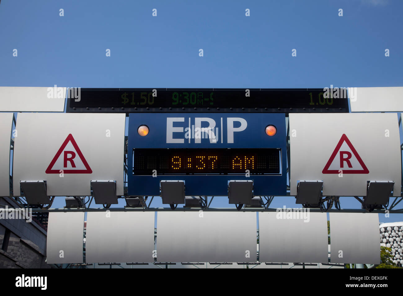 ERP-Maut Installation Singapur Asien Stadt internen Geld Zahlung Auto automatische Autos Verkehr verdienen Staat Steuer Pass vorbei Stockfoto