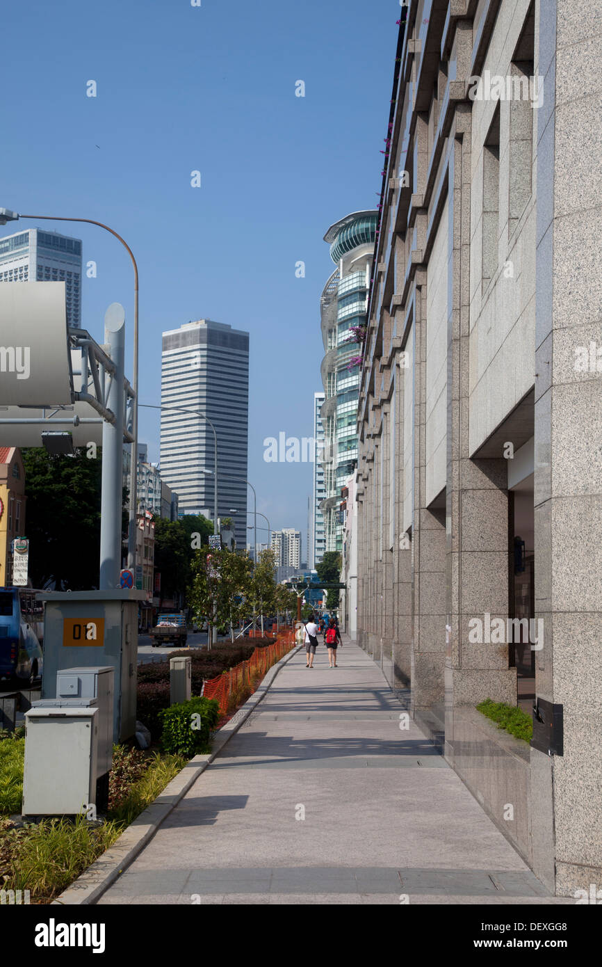 Singapur Bürgersteig Straße Wolkenkratzer Gebäude Stadt Stadt Asien Staat Land zwei Menschen allein zu Fuß Bürger gewinnen Attraktion Stockfoto