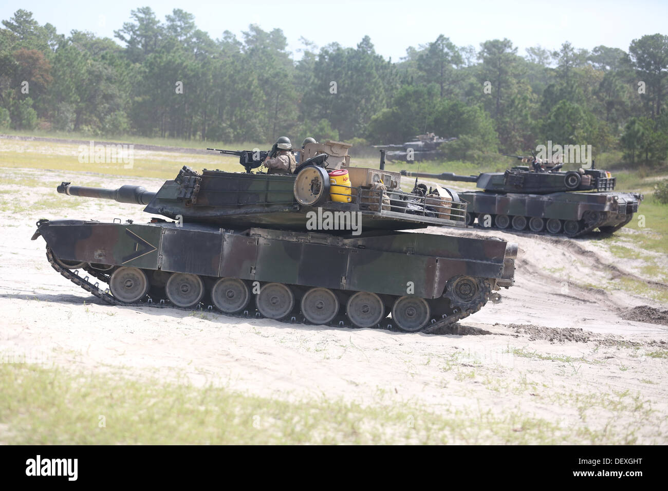 Marines mit 2. Tank Battalion, 2. Marine-Division, das durchbrechen und Clearing Kurs 12. September 2013, an Bord der Marine Corps Base Camp Lejeune. Die Tanker arbeitete neben Marines mit 2. Combat Engineer Battalion, während das durchbrechen und klar Stockfoto