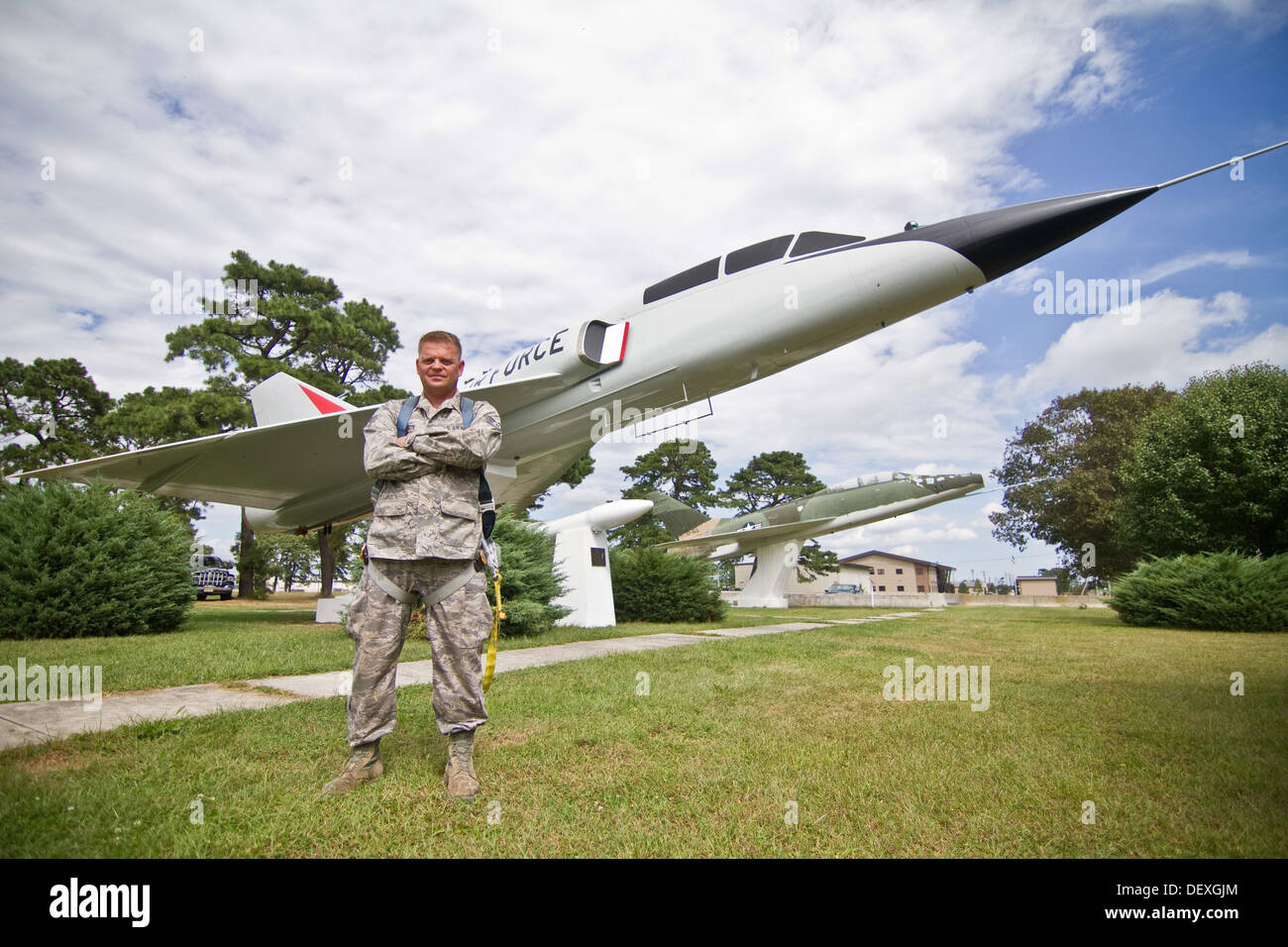 US Air Force Staff Sgt Bryan Lemmon von der New Jersey Air National Guard 177. Kämpfer-Flügel steht vor der F-106 Delta Dart er am Flughafen von Atlantic City, NJ am 13. Sept. wiederhergestellt hat. Die F-106, Kennzeichen 57-2523, ist Stockfoto