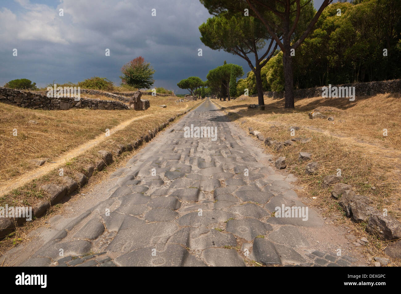 Ein Blick auf die Appia Antica unter einem stürmischen Himmel Stockfoto
