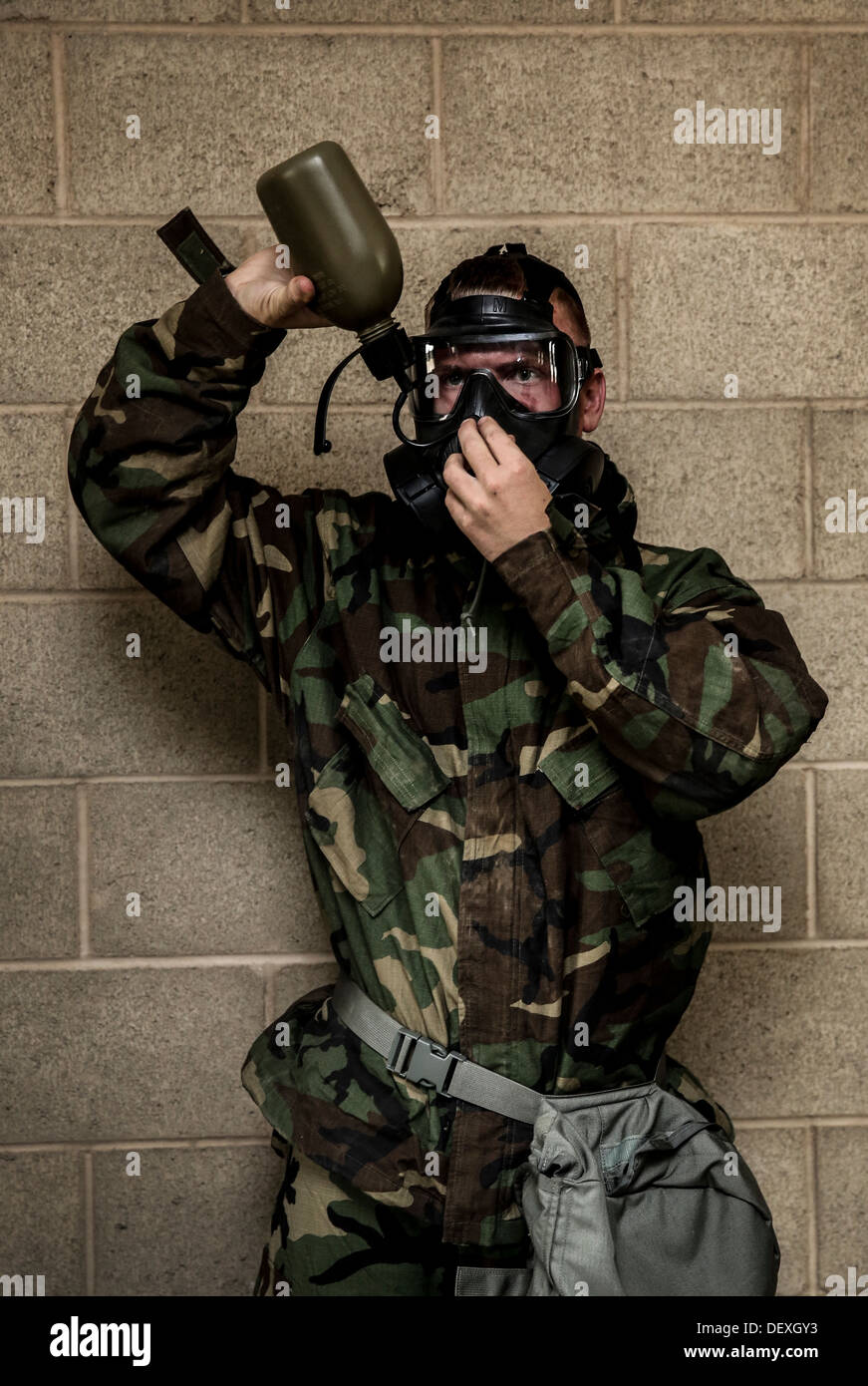 Lance Cpl. Adam R. Webber, Daten-Netzwerk-Spezialist, 15. Marine Expeditionary Unit, nimmt einen Schluck Wasser durch seine M50 gemeinsamen Service allgemeine Zweck Maske während seiner Einheit chemische, biologische, radiologische und nukleare Verteidigung Maske Vertrauen Ausbildung Stockfoto