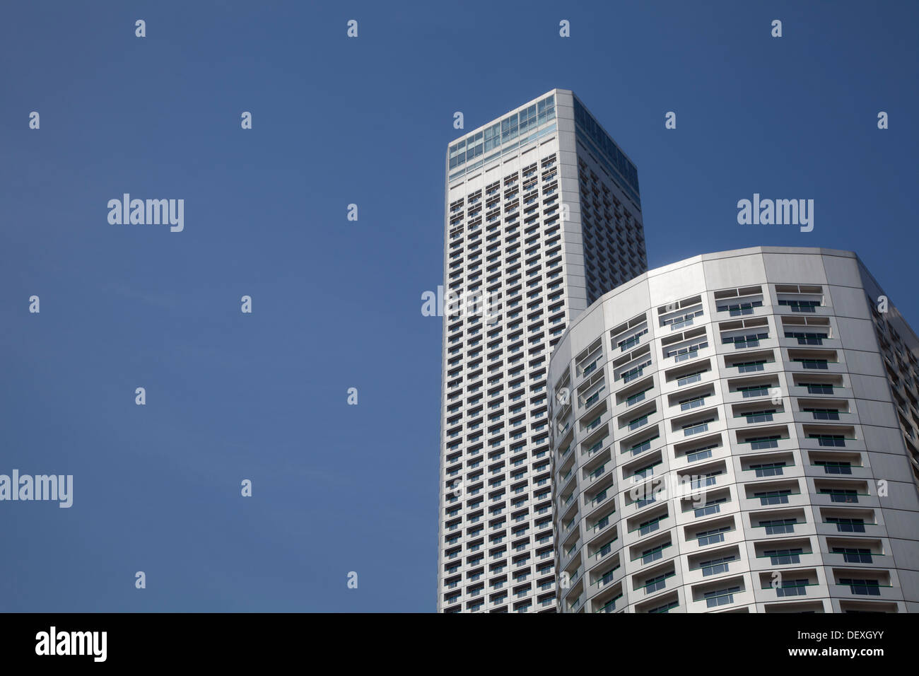 Wolkenkratzer Singapur Himmel zwei Gebäude Asien blau macht moderne Architektur zeitgenössische grau Fett finanzielle Büros Turm hotel Stockfoto
