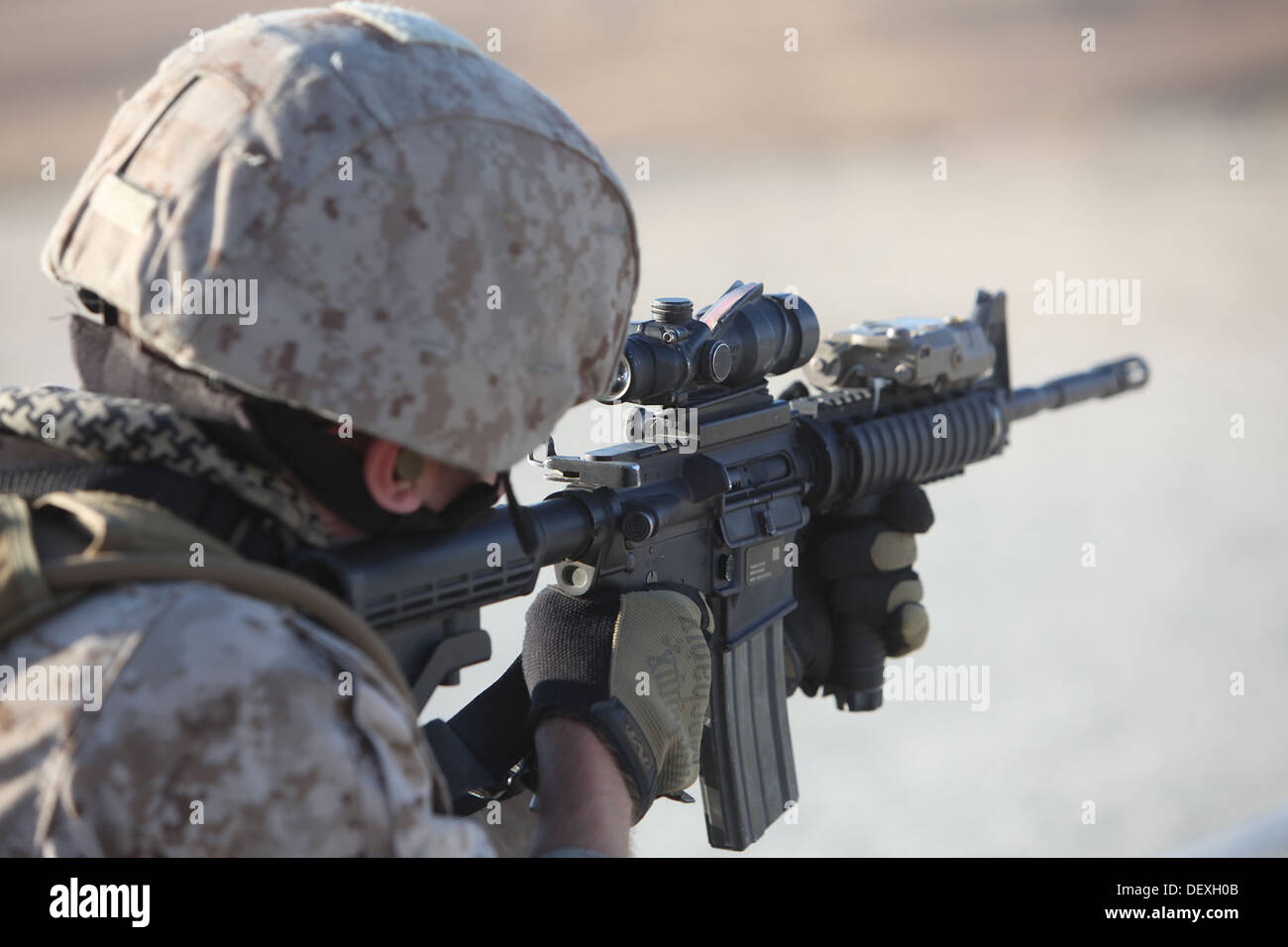 Eine Marine mit 1. Naval Gunfire Liaison Fluggesellschaft, nimmt während eines Manövers, Bohrer während Übung birmanischen Chase 2013 eines bilateralen Trainings zwischen amerikanischen und britischen Streitkräften an Bord Camp Pendleton, Kalifornien, Sept. 10 Feuer. Die jährliche e Stockfoto