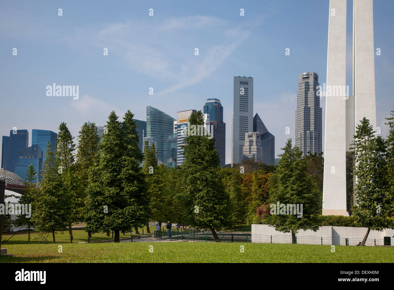 Park Spalten Wolkenkratzer Bäume Singapur Asien Stadt Bezirk Bereich Finanzplatz Innenstadt moderne zeitgenössische Architektur hoch Stockfoto