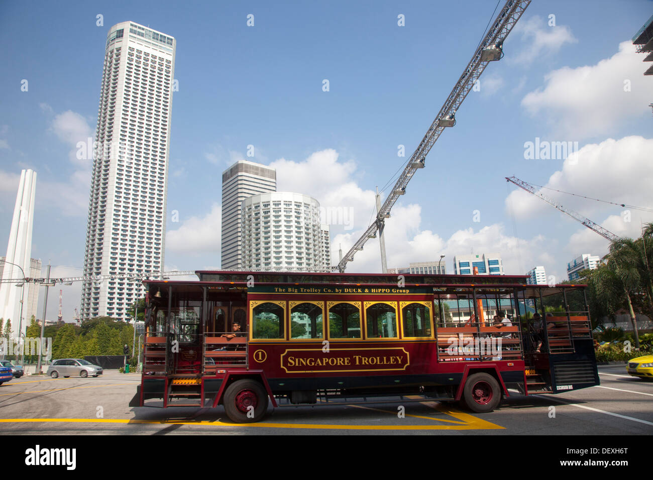 Trolley-Singapur Stadt Asien alte rote Transport unter dem Motto Attraktion Tour Ansicht touristischen Klimaanlage halb offenen pendeln Reise erkunden Stockfoto