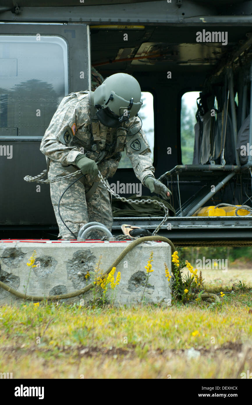 Sgt. Dave Gray, Crewchief von Dixmont, Haken einen 4000 Pfund Block bis zu einem UH-60 Blackhawk. Er und andere Mitglieder des 3. Bataillons, 142. Aviation Regiment aus Maine Army National Guard Proben Sling-Ladevorgänge um Mission-Bereitschaft zu halten. A Stockfoto