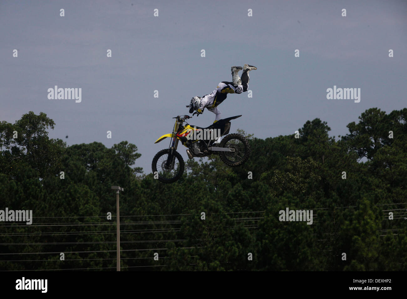 Dustin Miller, Freestyle-Motocross-Fahrer, führt einen Superman Sitz Grab Trick für Familien und Angehörige während einer Veranstaltung an der Marine Corps Exchange an Bord der Marine Corps Base Camp Lejeune, Sept. 13. Stockfoto