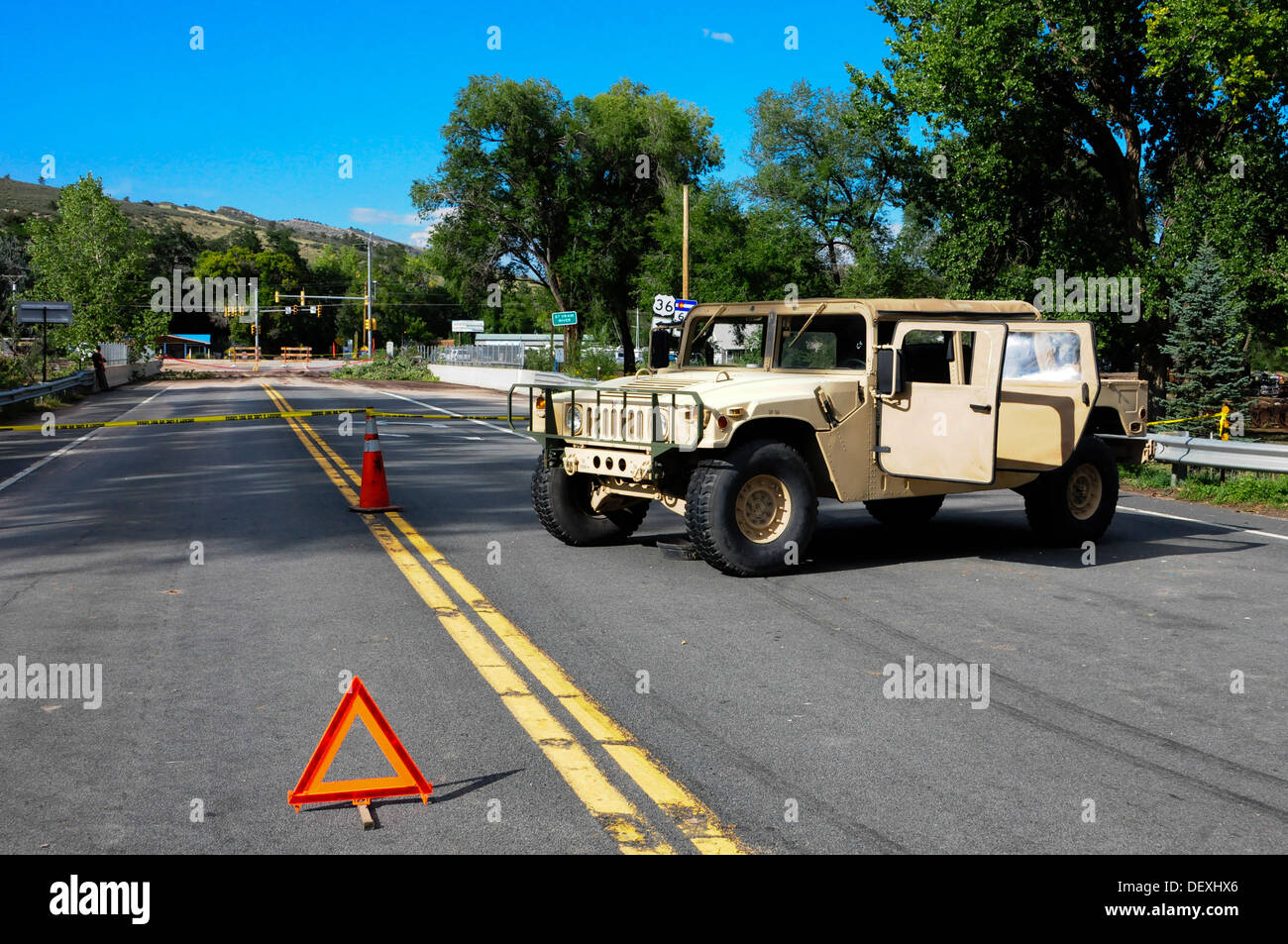 US-Soldaten und Piloten aus Colorado National Guard richten Sie einen Kontrollpunkt auf der Brücke überqueren Flusses St. Vrain in Lyon, Colorado, überschwemmten zerstörten Häuser und Geschäfte, so dass es einer unsicheren Gegend zu gehen, 16. September 2013. Nach der Stockfoto