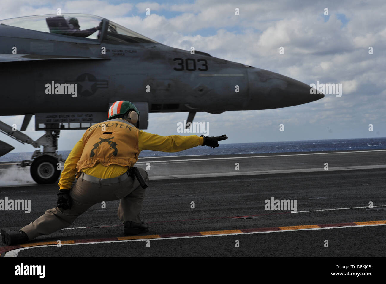 Ein Schütze an Bord des Flugzeugträgers USS Theodore Roosevelt (CVN-71) startet eine F/A-18 Super Hornet zugeordnet zu den Teilen des Strike Fighter Squadron (VFA) 136, Teil des Carrier Air Wing (CVW) 1. Theodore Roosevelt führt Flugdeck certific Stockfoto