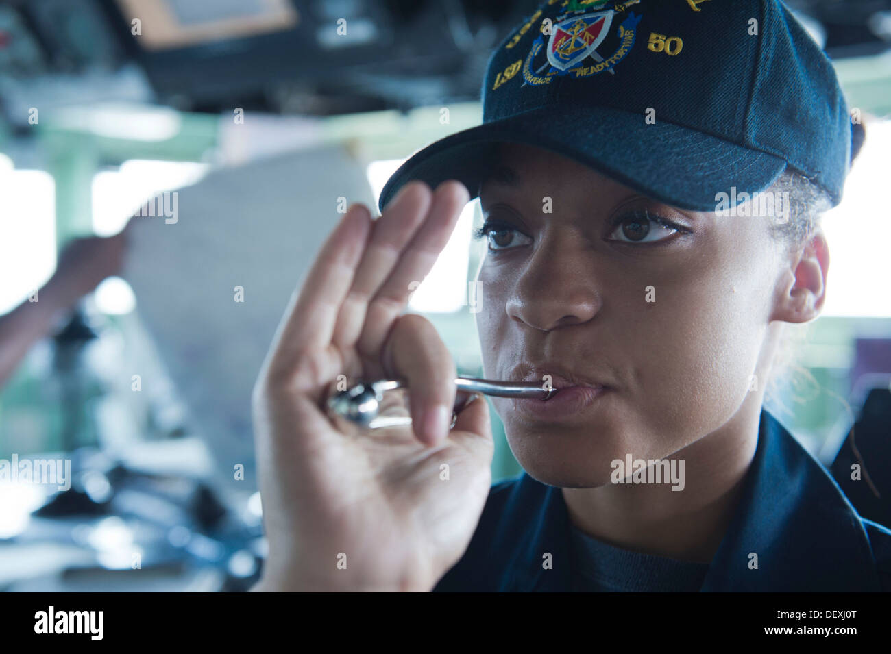 Der Bootsmann Mate Seemann Rachel Williams bläst der Bootsmann Pfeife an Bord der amphibischen Dock Landungsschiff USS Carter Hall (LSD Stockfoto