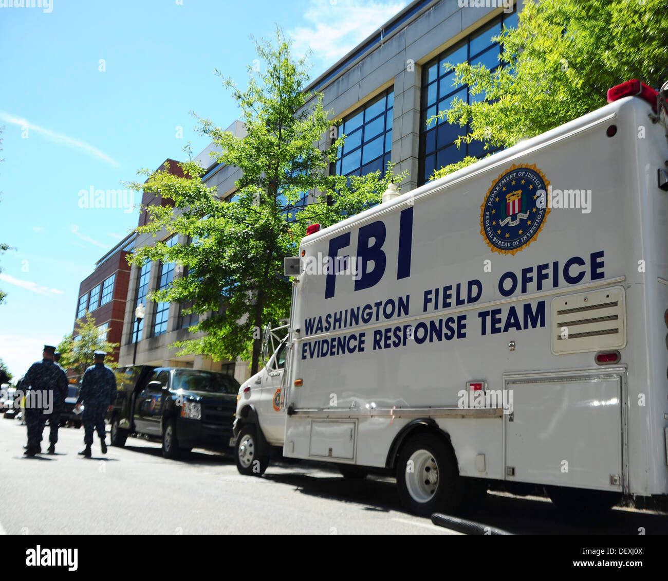 Ein Einsatzteam FBI Beweise sammelt Beweise bei Gebäude 197 im Washington Navy Yard. Ein bewaffneter Mann tötete 12 Menschen an der Basis 16. September 2013. Stockfoto