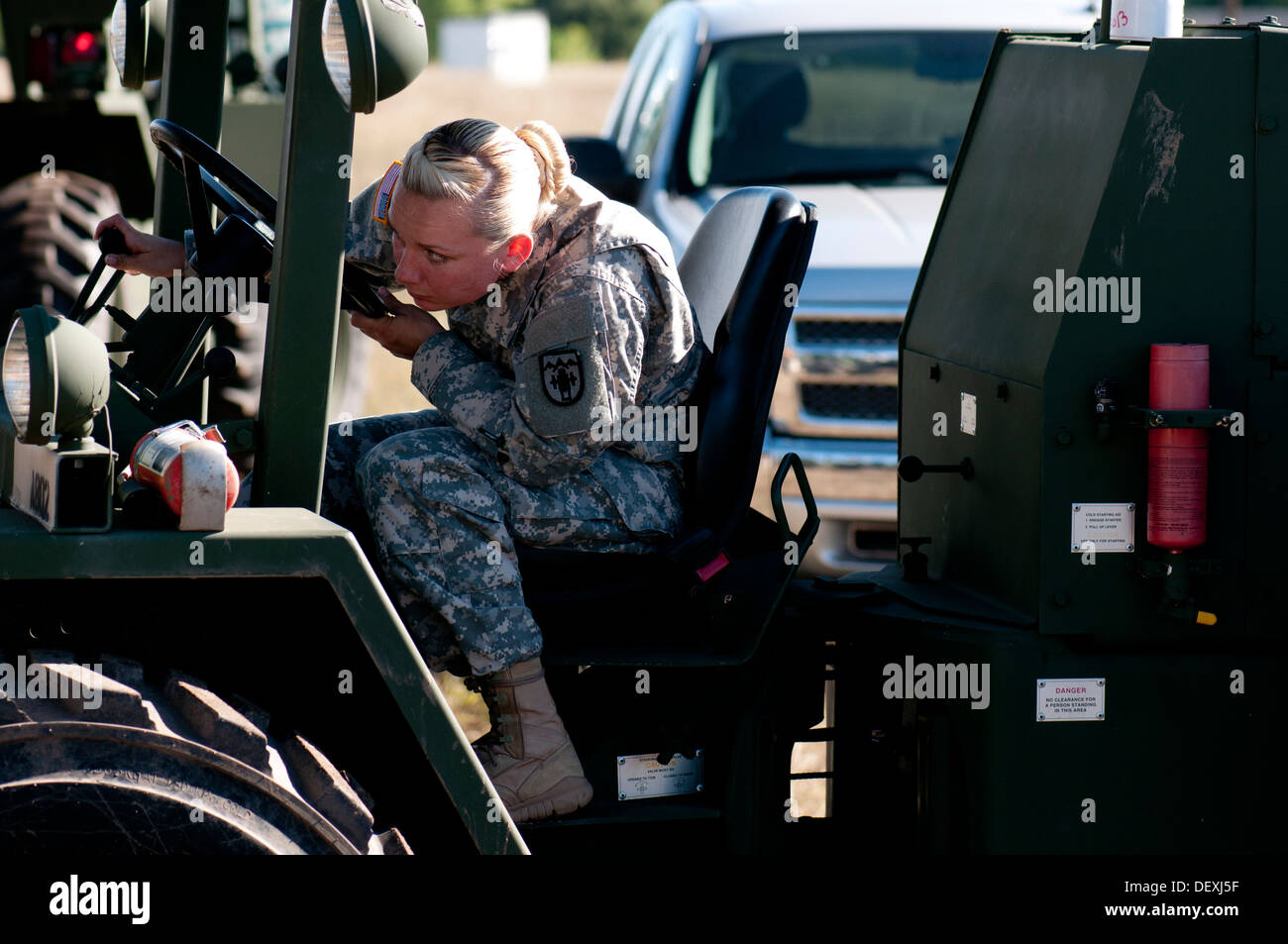 US Army Staff Sgt Lynda Santiago, Versorgung Sergeant mit Headquarters und Headquarters Company, 147. Brigade Support Battalion, Colorado Army National Guard, nutzt einen Gabelstapler, Paletten mit Wasser während Relief und Wiederherstellungsvorgänge auf Fort Col zu verlagern Stockfoto