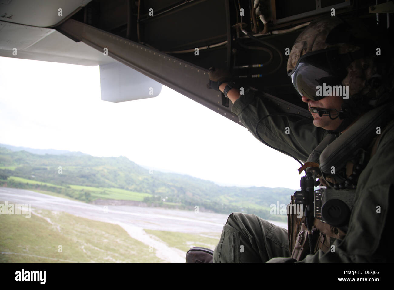 Sgt. Devon Morris beobachtet eine Landezone aus ein MV-22 Osprey Crow Valley, Capas, Tarlac, Republik der Philippinen, Sept. 17 während auf einer Ortsbegehung Mission während amphibische Landung Übung 2014. Die Wiederholung der PHIBLEX, jetzt in seinem 30. Jahr, d Stockfoto