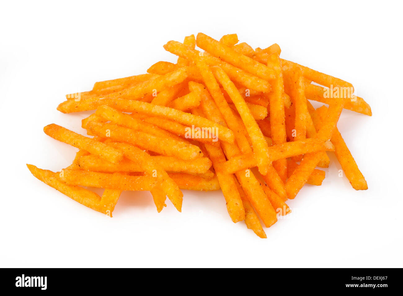 würzige Paprika Kartoffel-sticks auf weißem Hintergrund Stockfoto