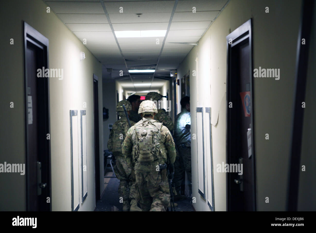 US-Soldaten mit Delta Company, 1. Bataillon, 5. Kavallerie-Regiment, 2nd Brigade Combat Team, 1. Kavallerie-Division, sichere Zimmer in das US-Konsulat Gebäude in der Provinz Herat, Afghanistan, 14. September 2013. Delta-Gesellschaft arbeitet mit anderen Sicherheit Stockfoto