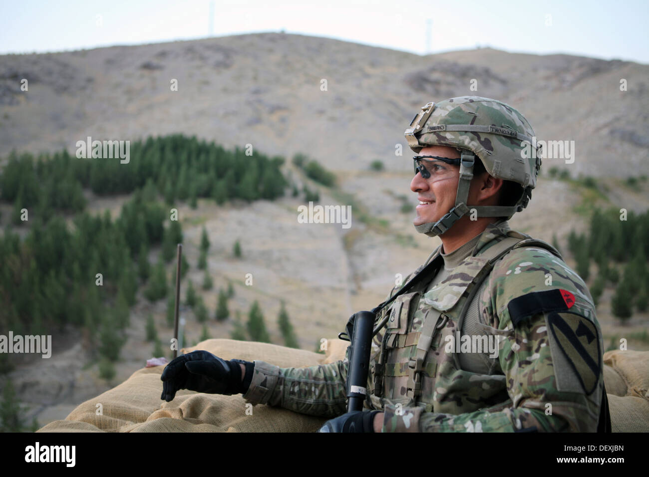 US Army Staff Sgt Erik Nieto mit Delta Company, 1. Bataillon, 5. Kavallerie-Regiment, 2nd Brigade Combat Team, 1. Kavallerie-Division genießt die Landschaft auf einer Sub-level Dach an das US-Konsulat in der Provinz Herat, Afghanistan, 14. September 2013. Delta-Compa Stockfoto