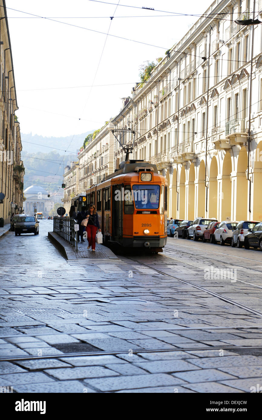 Turin ist das po Straße, eines der schönsten Straße mit Straßenbahn-Haltestelle Stockfoto