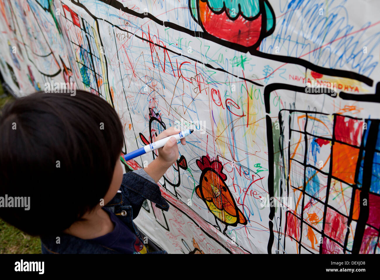 Kind an Bord mit Farbmarkierung zeichnen Stockfoto