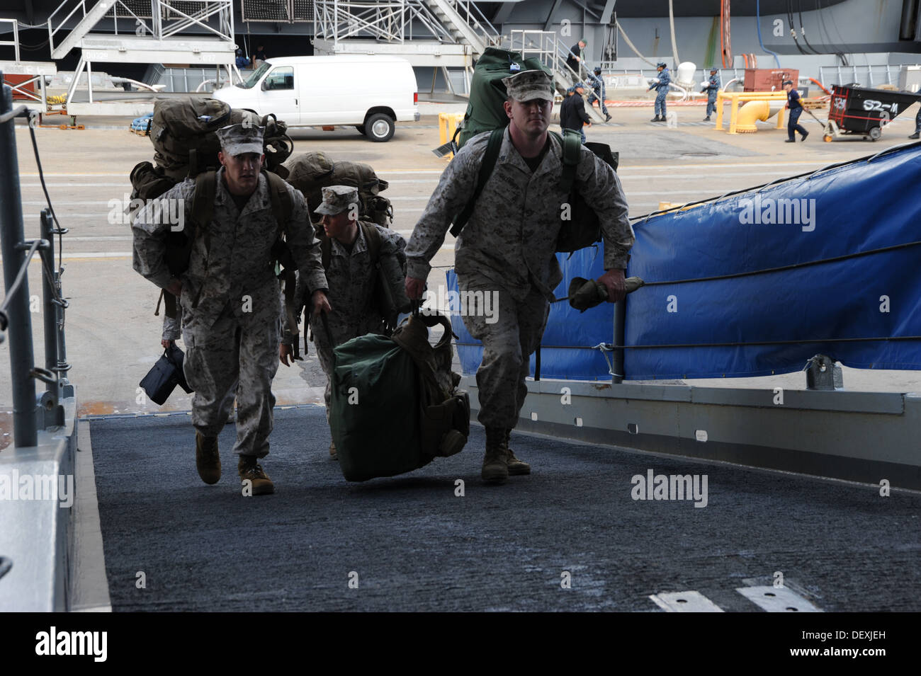 Marines Vom 22 Marine Expeditionary Unit Integrieren Auf Bataan Im Rahmen Des Phibron Meu Integrierte Ausbildung Pmit Pmit Ermoglicht Matrosen Und Marinesoldaten Miteinander Zu Arbeiten Um Ein Blau Grunen Team Zu Bilden Zu Beginnen