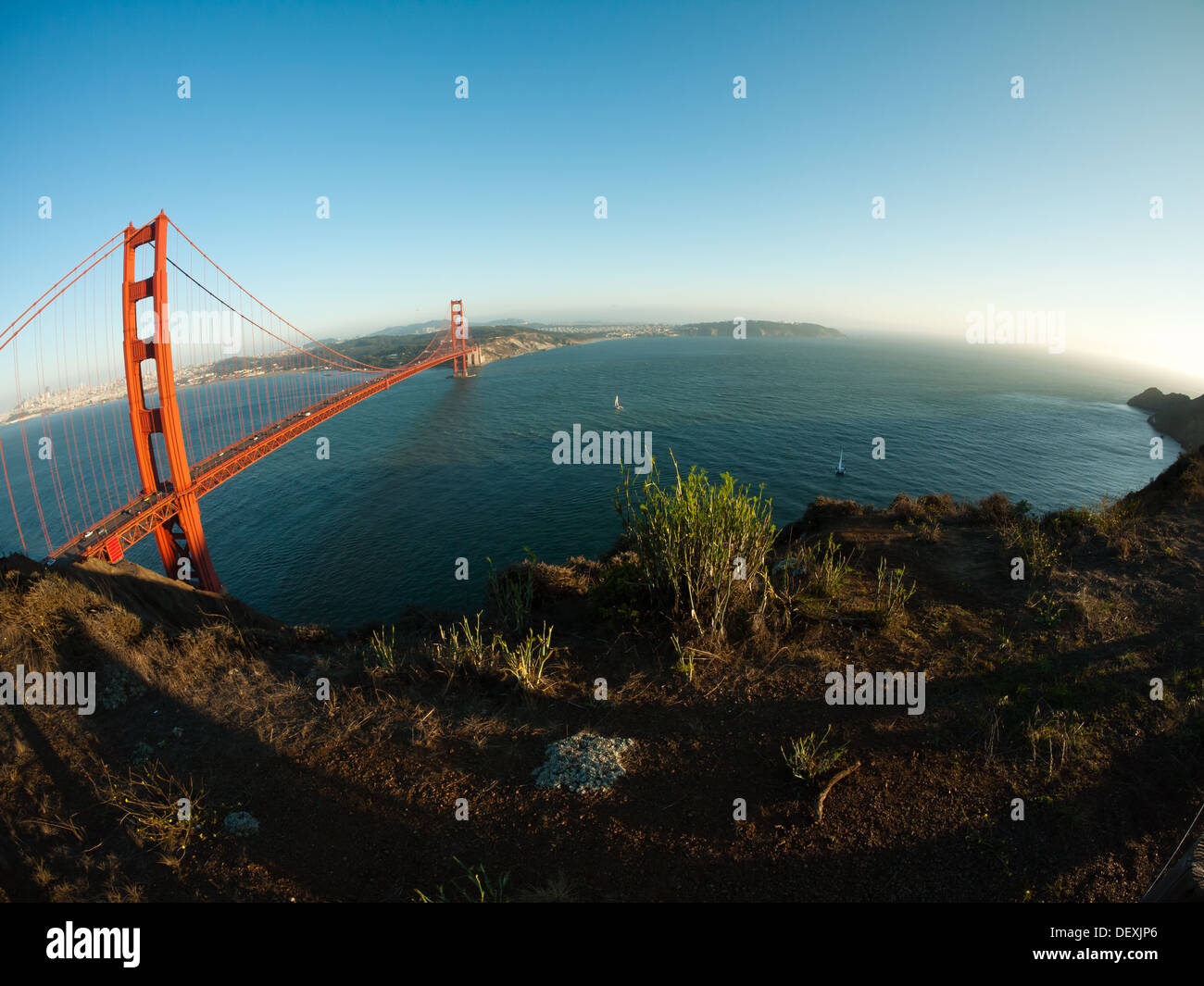 Ein breites, fisheye Blick auf die Golden Gate Bridge und die Marin Headlands von Marin Land, Kalifornien gesehen. Stockfoto