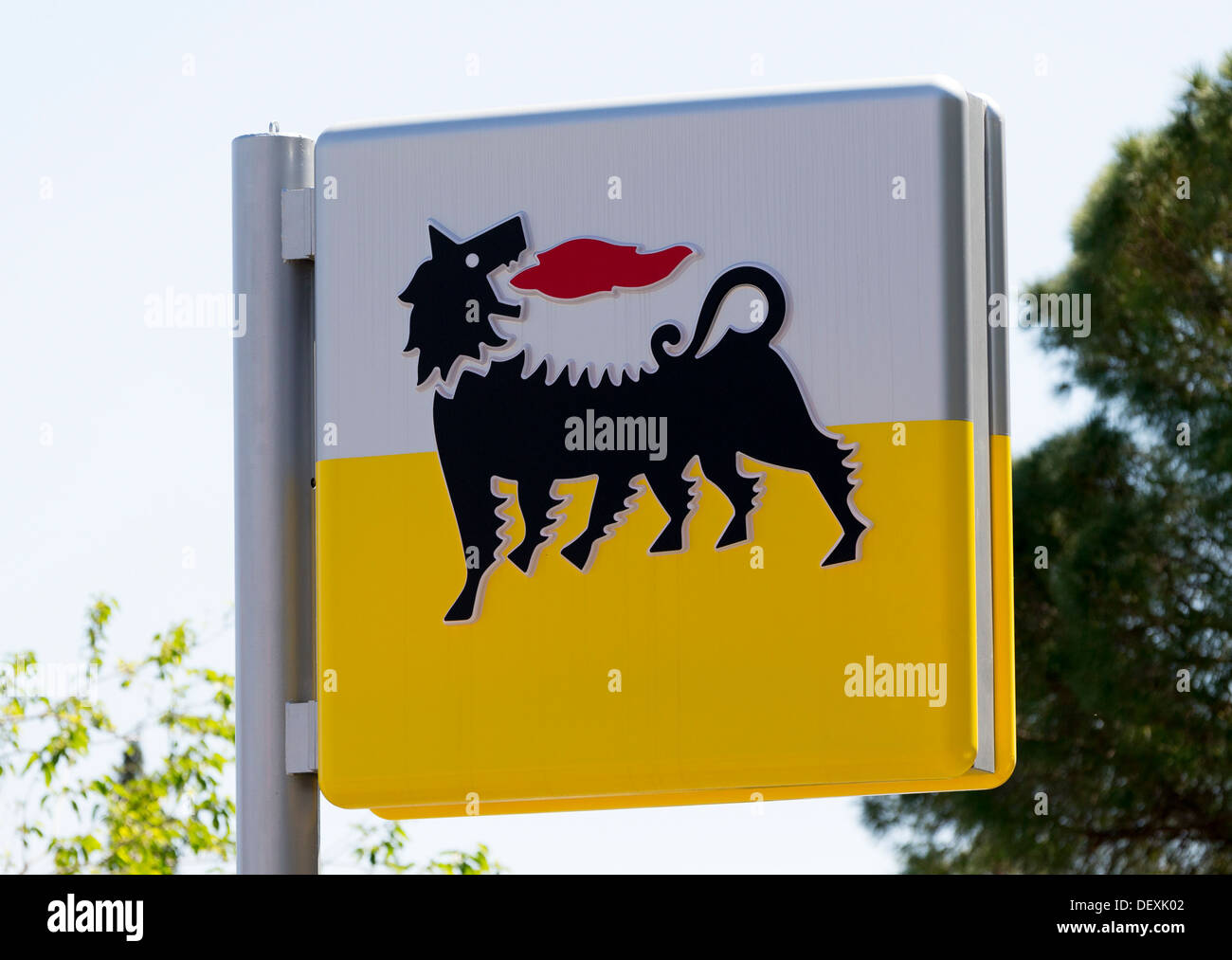 Ein Zeichen an einer Tankstelle in Italien die sechsbeinigen feuerspeienden  Hund, Marke von Eni, Arbeit von Luigi Broggini anzeigen Stockfotografie -  Alamy