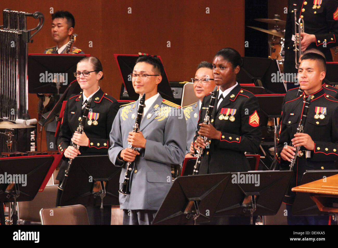 Musiker mit der Japan Ground Self-Defense Force 15. Band III Marine Expeditionary Force Band stehen und während Beifall aus voll ausverkauftem Sept. 14 in der Okinawa Civic Hall in Okinawa City während der 18. kombiniert Band Jahreskonzert. Die Stockfoto
