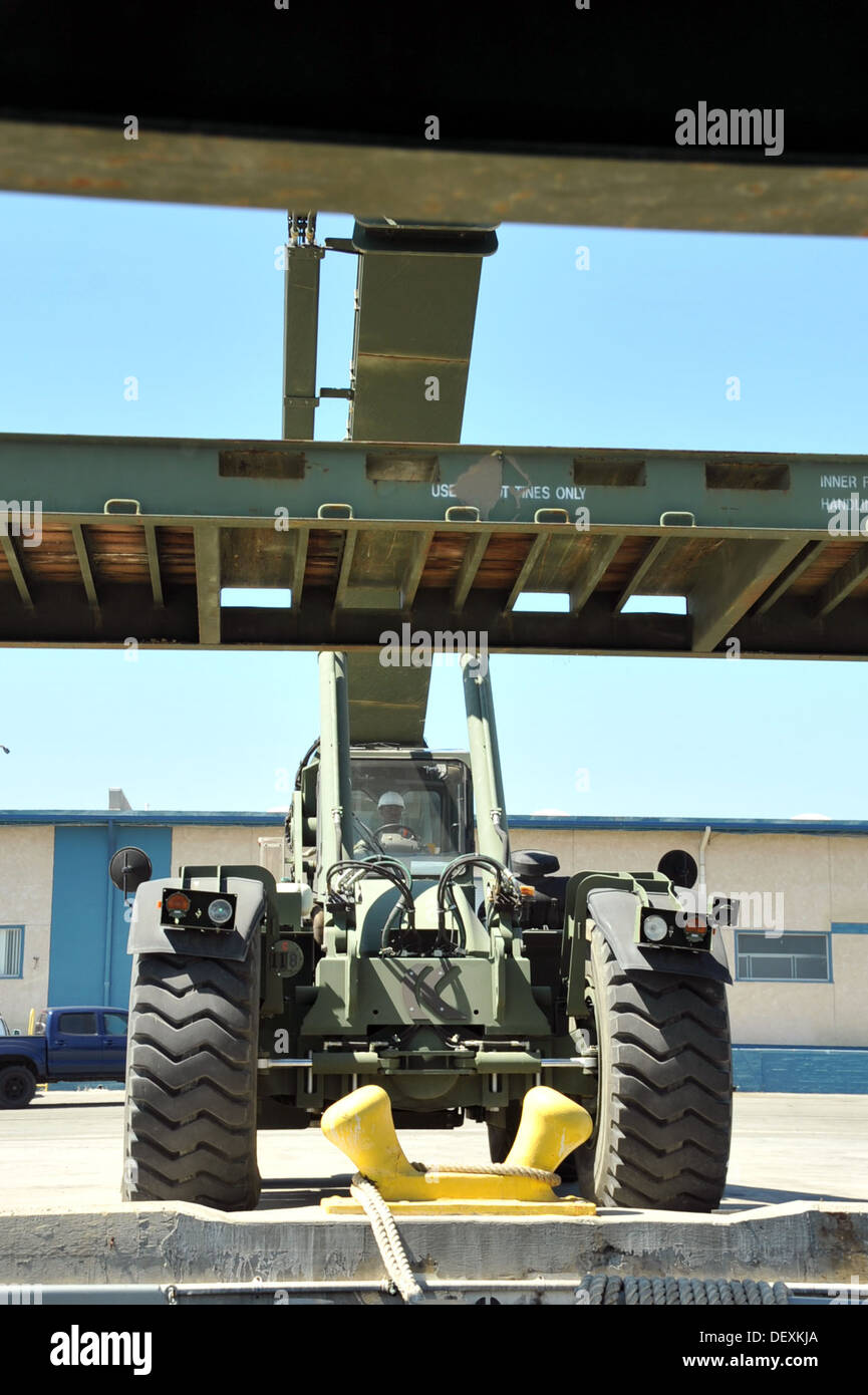 PORT HUENEME, Kalifornien – U.S. Army Reserve Jesse Harrell, Spezialist für Fracht, 650. Transportation Company (Seehafen Operations), o Stockfoto