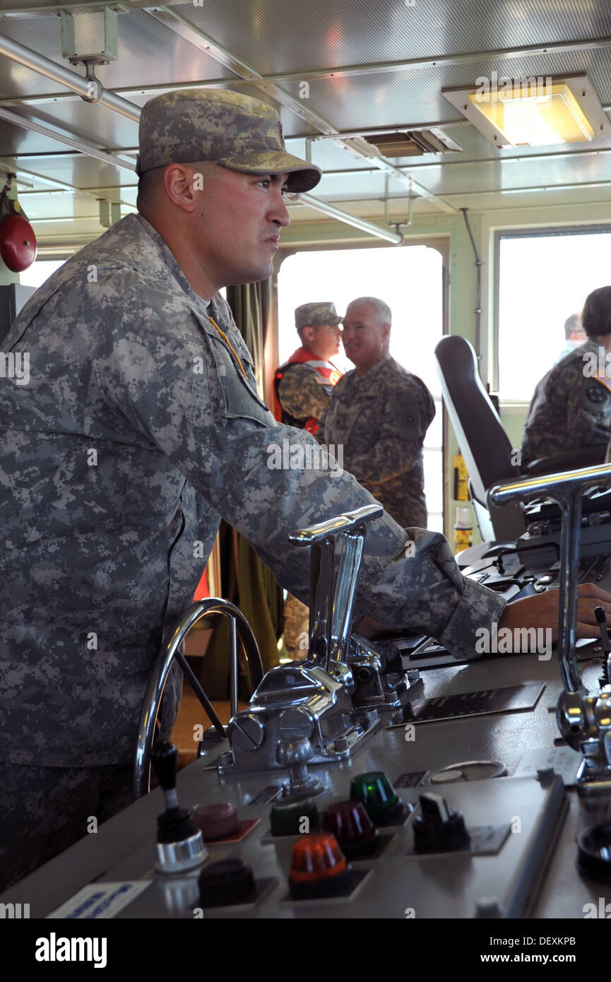 U.S. Army Reserve Chief Warrant Officer 2 Kyle Oga, Schiffskapitän, 481. Transportation Company (schwere Boot), betreibt der Unite Stockfoto